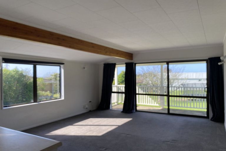 Photo of property in 23 Flanshaw Road, Te Atatu South, Auckland, 0610