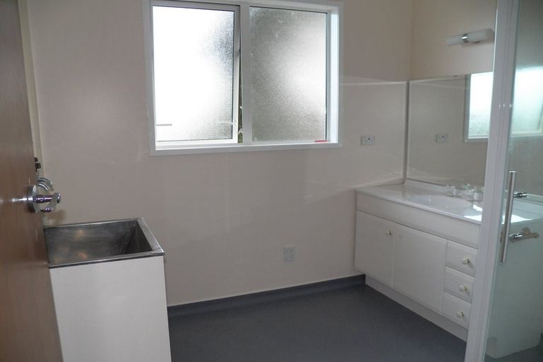 Photo of property in 33a Edgecombe Street, Newlands, Wellington, 6037