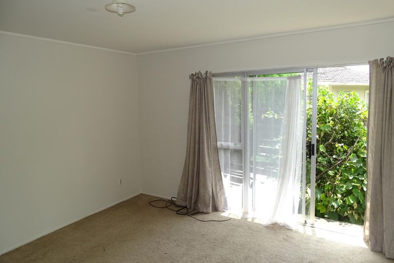 Photo of property in 2/23 Challen Close, Conifer Grove, Takanini, 2112