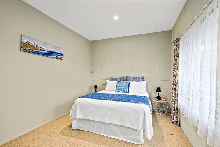 Photo of property in 6 Fayette Place, Te Atatu South, Auckland, 0610