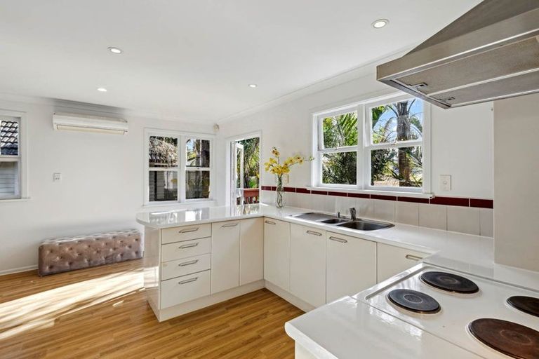 Photo of property in 2/9 Merton Avenue, Glenfield, Auckland, 0627