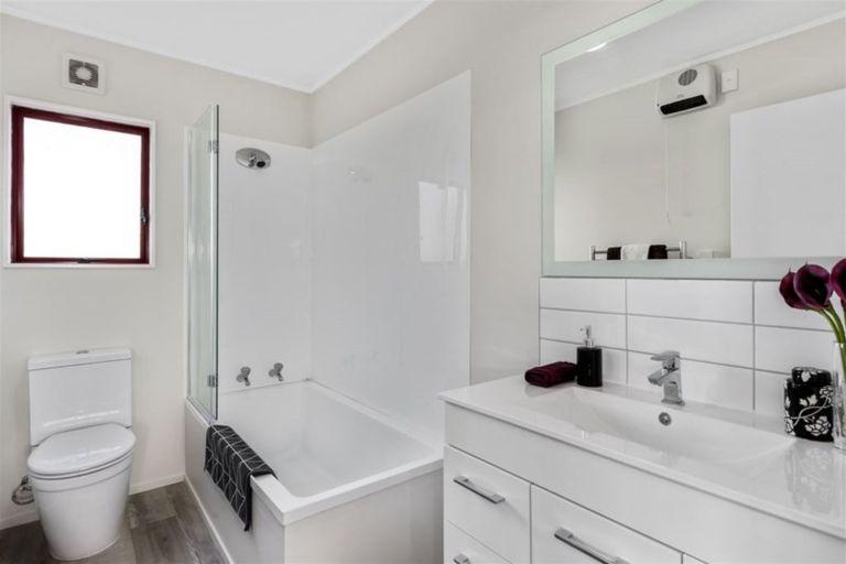 Photo of property in 2/18 Strid Road, Te Atatu South, Auckland, 0610