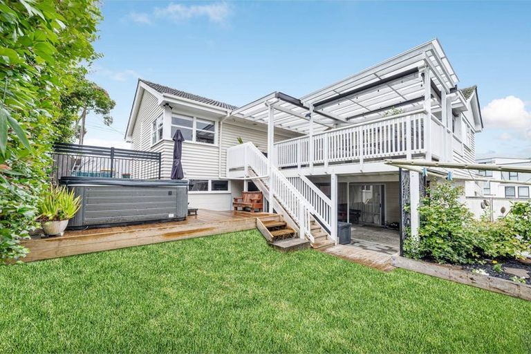 Photo of property in 1/282 East Coast Road, Forrest Hill, Auckland, 0620