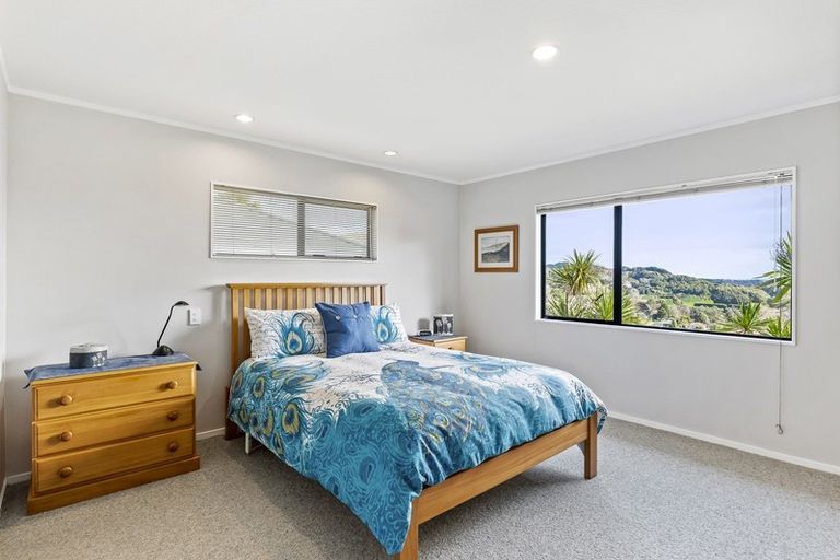 Photo of property in 77 Kakariki Grove, Waikanae, 5036