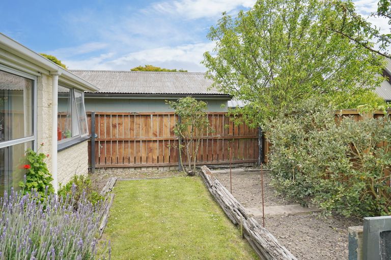 Photo of property in 2/23 Crofton Road, Harewood, Christchurch, 8051