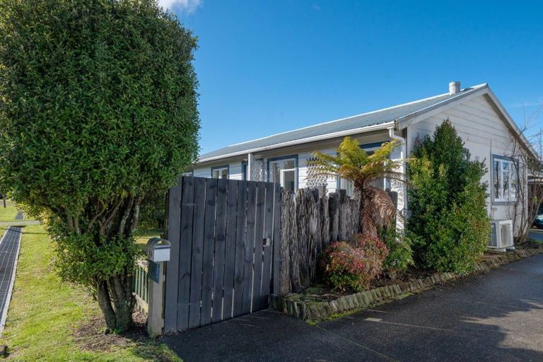 Photo of property in 8a Farnworth Avenue, Holdens Bay, Rotorua, 3010