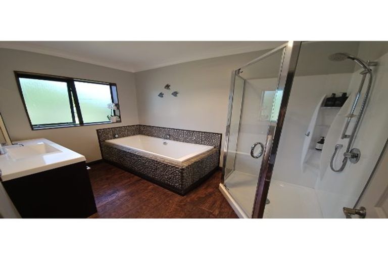 Photo of property in 94 Pohutukawa Drive, Levin, 5571