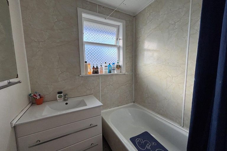 Photo of property in 35 Grenville Street, Marfell, New Plymouth, 4310