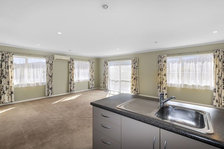 Photo of property in 35 Woodland Mews, Wainuiomata, Lower Hutt, 5014