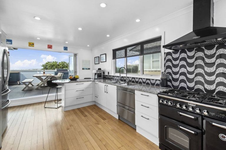 Photo of property in 2/11 Ridge Road, Waiake, Auckland, 0630