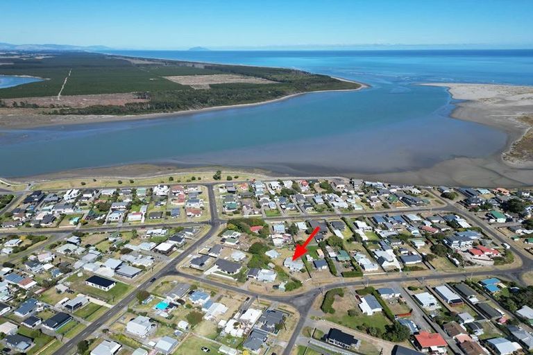 Photo of property in 28 Roore Street, Foxton Beach, Foxton, 4815