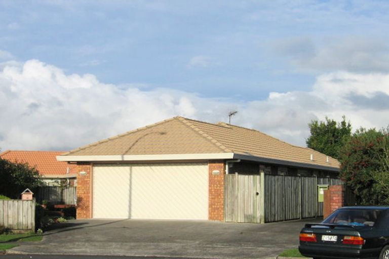 Photo of property in 2/21 Bernie Edwards Place, Botany Downs, Auckland, 2010