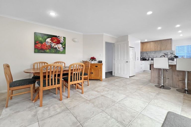 Photo of property in 8a Hauraki Crescent, Pinehill, Auckland, 0632