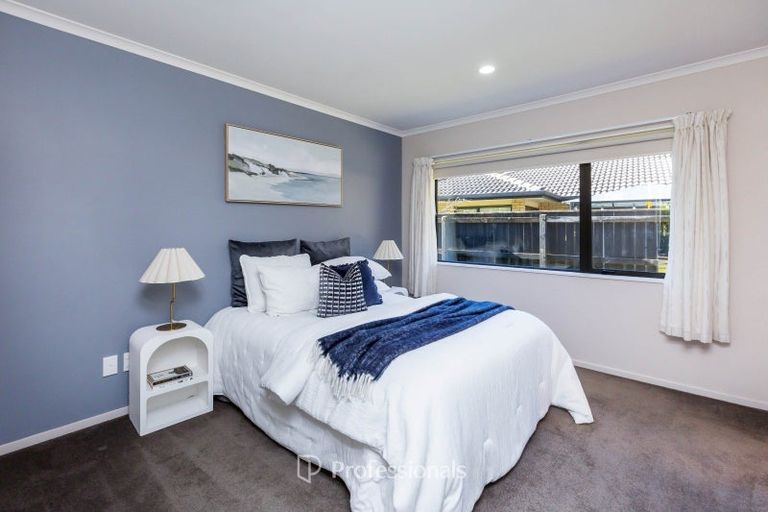 Photo of property in 17 Aragon Grove, Kingsley Heights, Upper Hutt, 5018