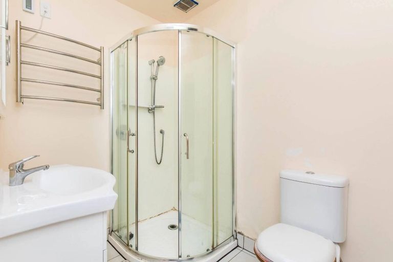 Photo of property in 72 Lynn Road, Bayview, Auckland, 0629