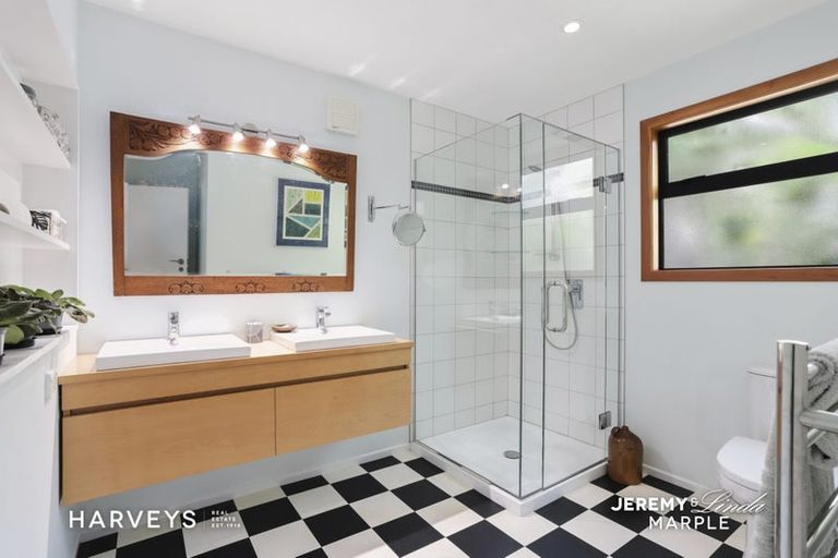 Photo of property in 17 West Lynn Road, Titirangi, Auckland, 0604