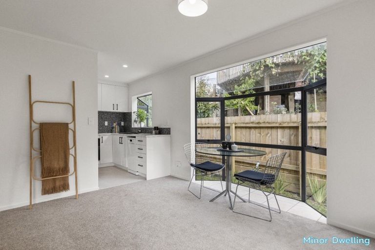 Photo of property in 8 Kupari Place, Totara Vale, Auckland, 0629