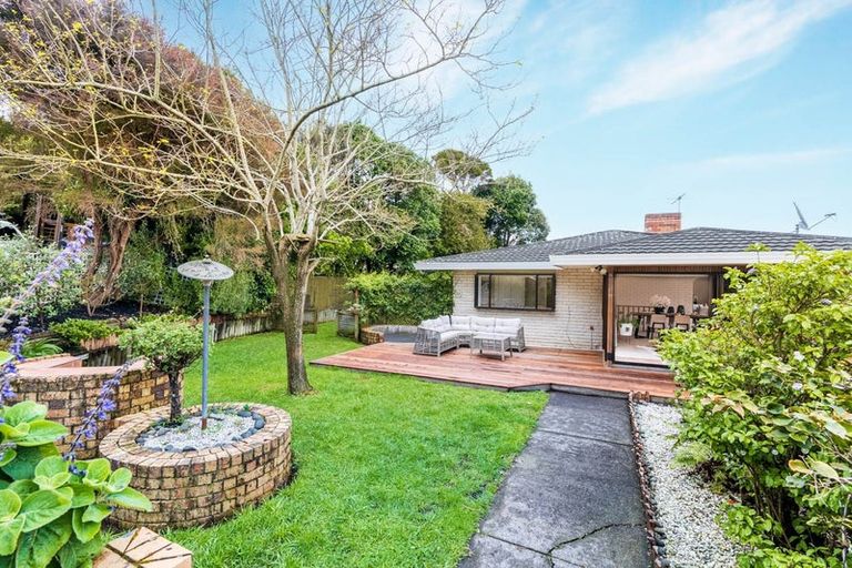 Photo of property in 16 Trevone Place, Forrest Hill, Auckland, 0620