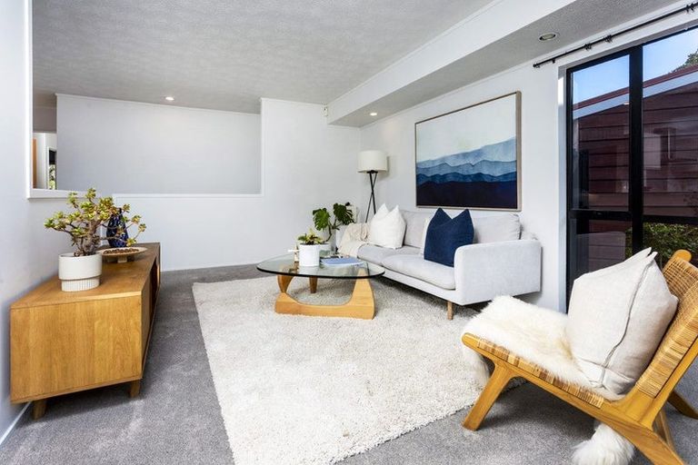 Photo of property in 2/17 Greenvalley Rise, Glenfield, Auckland, 0629