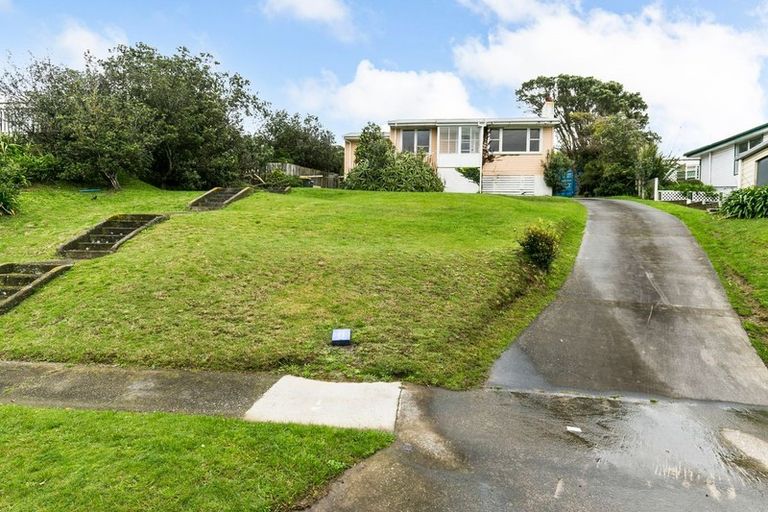 Photo of property in 43 Hiwi Crescent, Titahi Bay, Porirua, 5022