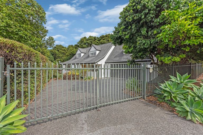 Photo of property in 100 Eugenia Rise, Goodwood Heights, Auckland, 2105