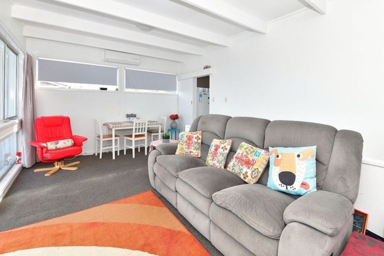 Photo of property in 2/8 Rewi Street, Torbay, Auckland, 0630