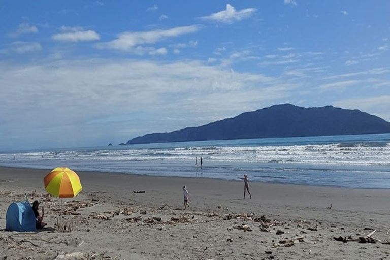 Photo of property in 106 Paetawa Road, Peka Peka, Waikanae, 5391