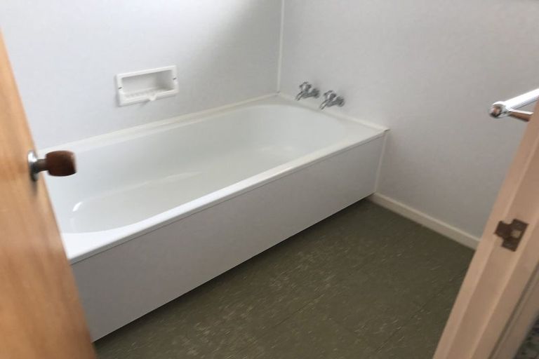 Photo of property in 12 Chelsea View Drive, Chatswood, Auckland, 0626