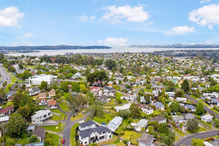 Photo of property in 5b Woodhouse Place, West Harbour, Auckland, 0618