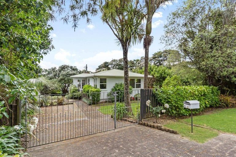 Photo of property in 4 Longfellow Parade, Glen Eden, Auckland, 0604