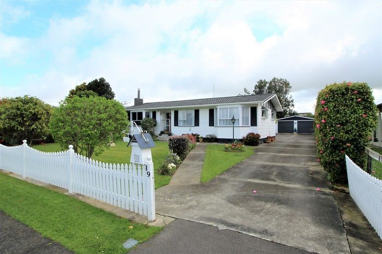 Photo of property in 19 Bowen Street, Woodville, 4920