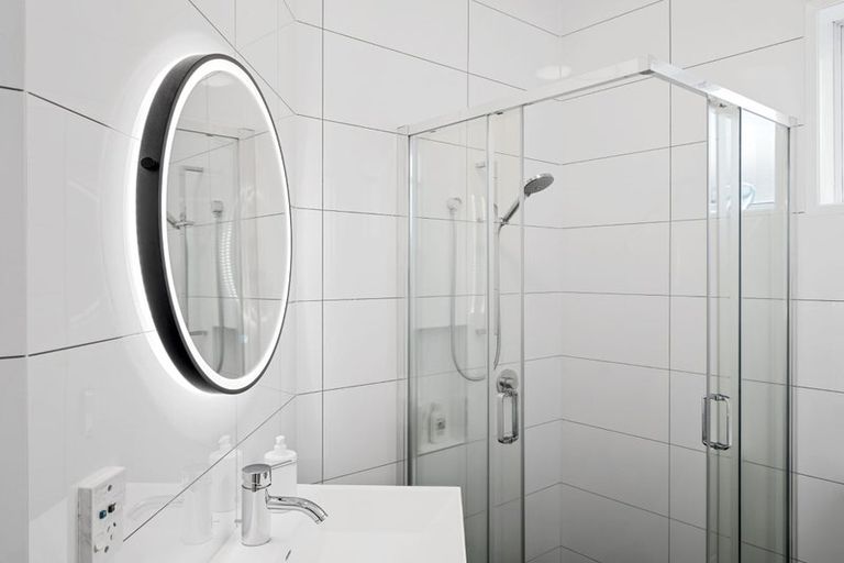 Photo of property in 6 Mollyhawk Place, Birkenhead, Auckland, 0626