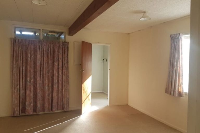 Photo of property in 1 Alwyn Avenue, Te Atatu South, Auckland, 0610