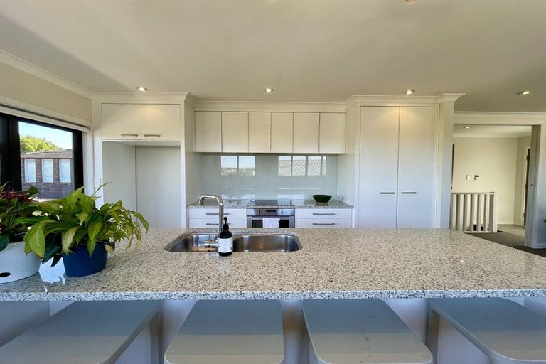 Photo of property in 2/5 Howard Road, Northcote, Auckland, 0627
