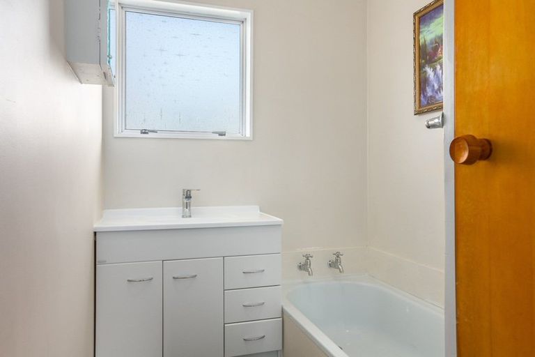 Photo of property in 100 Omapere Street, Whitby, Porirua, 5024