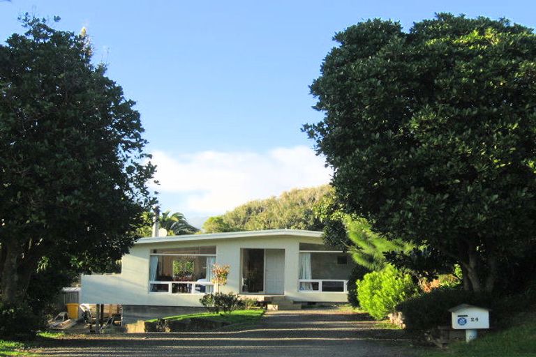 Photo of property in 24 Percival Road, Paraparaumu Beach, Paraparaumu, 5032