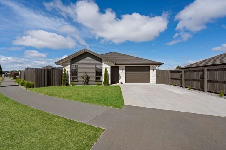 Photo of property in 16 Luxembourg Crescent, Halswell, Christchurch, 8025