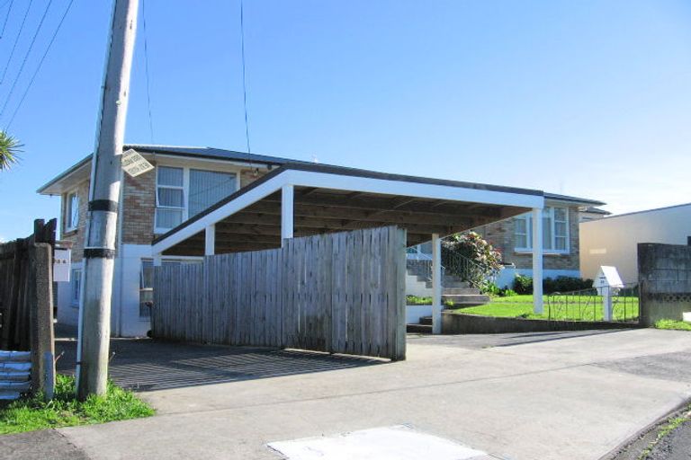 Photo of property in 74 Flanshaw Road, Te Atatu South, Auckland, 0610