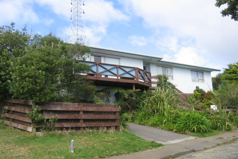 Photo of property in 7 Colchester Crescent, Newlands, Wellington, 6037