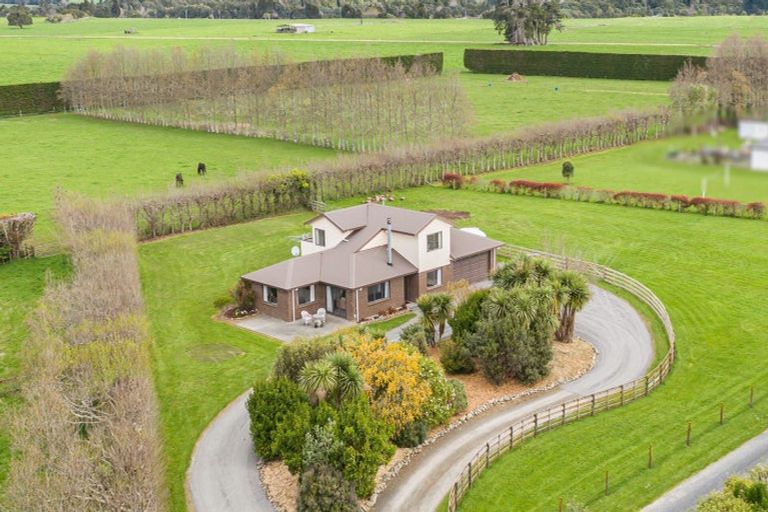 Photo of property in 370 Tararua Road, Levin, 5571