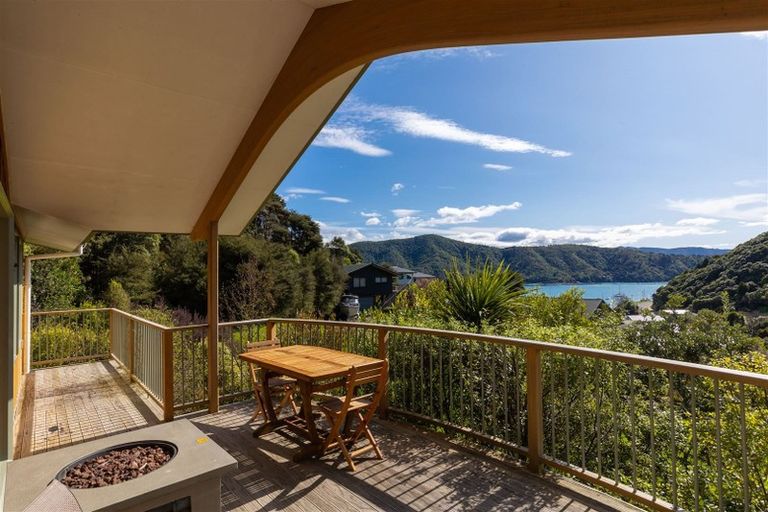 Photo of property in 21 Amelia Crescent, Waikawa, Picton, 7220