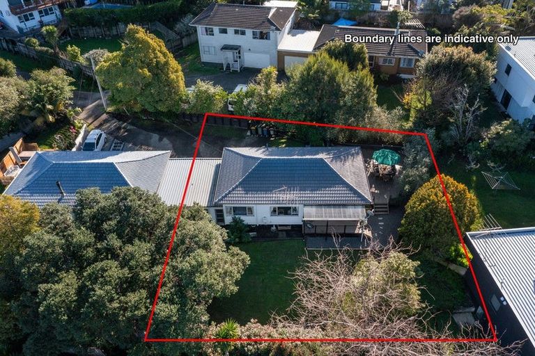 Photo of property in 1/6 Phillipa Place, Browns Bay, Auckland, 0630