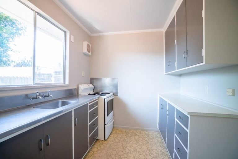 Photo of property in 12 Kowhai Avenue, Takaro, Palmerston North, 4410