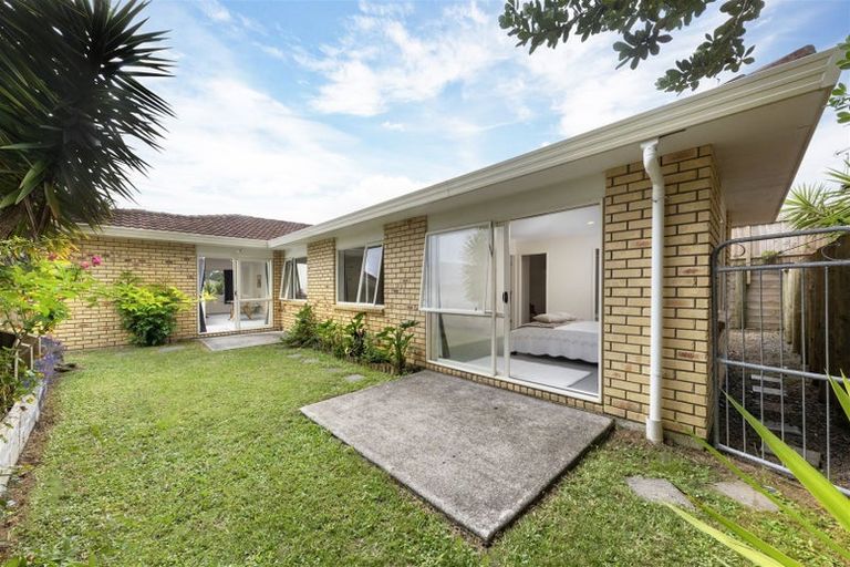 Photo of property in 49 Castlefinn Drive, Weymouth, Auckland, 2103