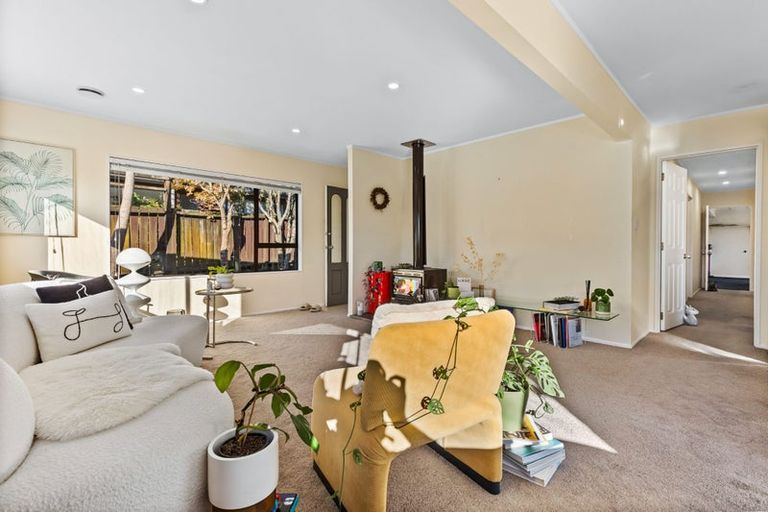 Photo of property in 2/16 Matisse Drive, West Harbour, Auckland, 0618