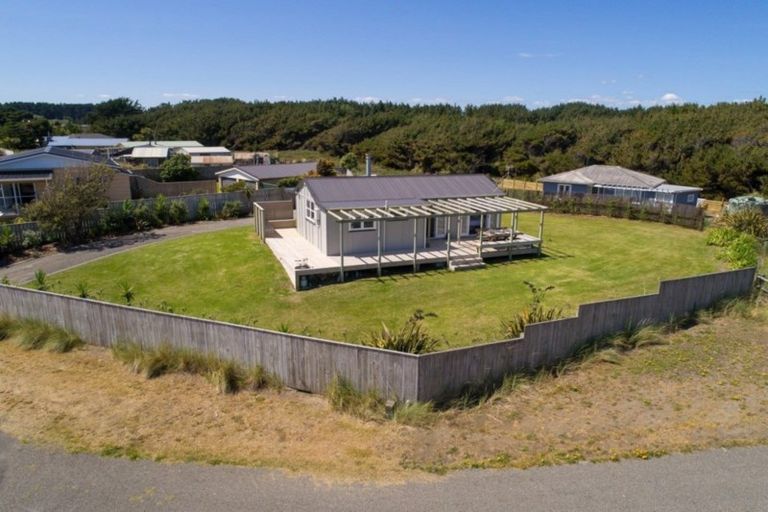 Photo of property in 5 Te Awe Awe Grove, Himatangi Beach, Foxton, 4891