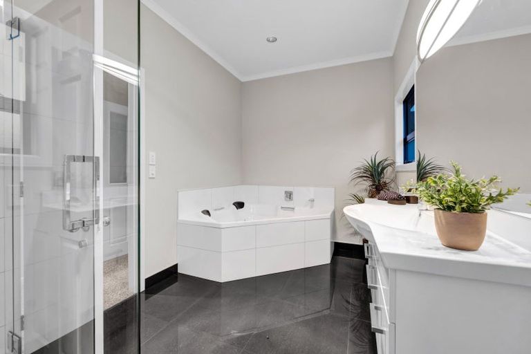 Photo of property in 92 Govett Avenue, Frankleigh Park, New Plymouth, 4310