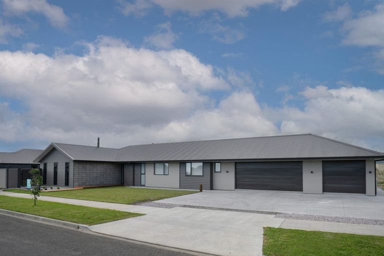 Photo of property in 76 Johnstone Drive, Fitzherbert, Palmerston North, 4410