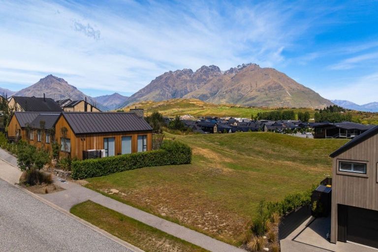 Photo of property in 33 Cunninghams Drive, Jacks Point, Queenstown, 9371