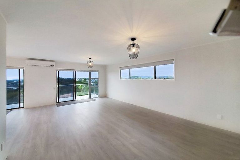 Photo of property in 15 Cyclarama Crescent, Massey, Auckland, 0614